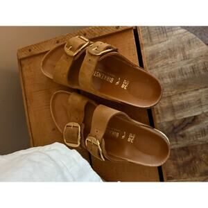 Birkenstock Arizona big buckle. Size 38 in a light brown tan.